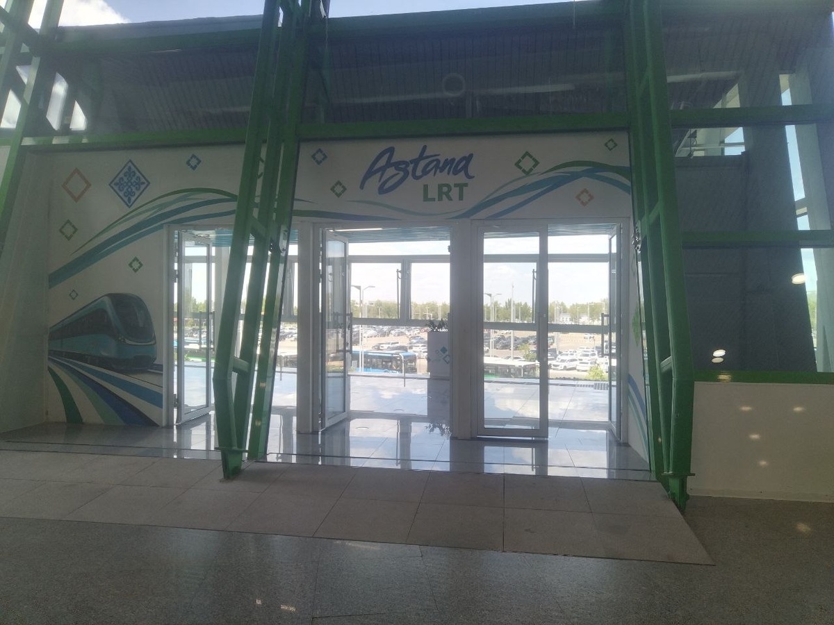 Станция метро/LRT прямо в самом аэропорту перед вами! А это дорого стоит… Фото сделано мной для публикации.