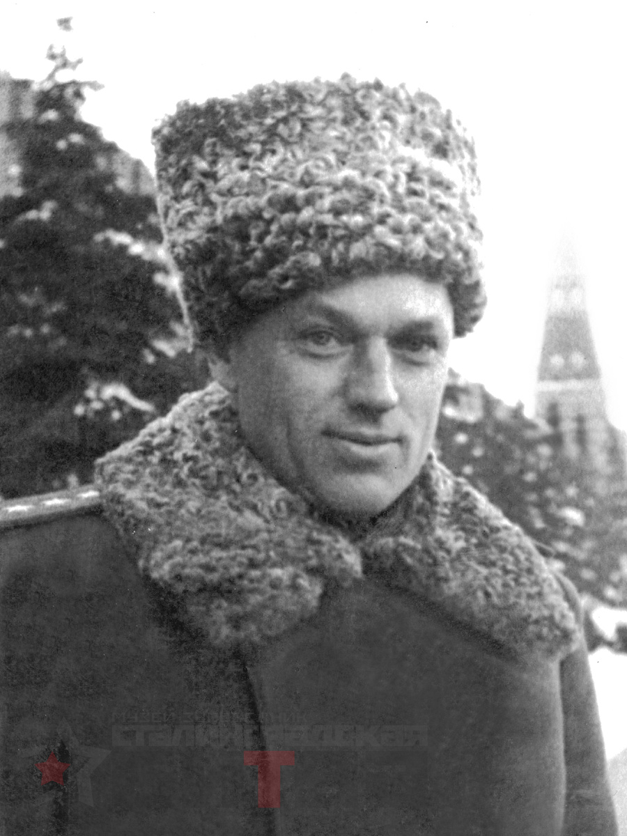 Петров Н.М.  Рокоссовский Константин Константинович, генерал-полковник, у Кремлёвской стены после награждения орденом Суворова I-й степени. Февраль 1943 г.