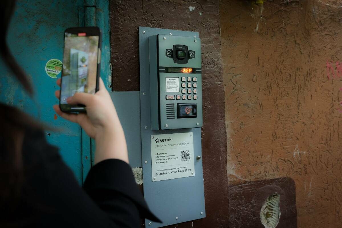 В качестве возможного решения Беляев назвал внедрение «умных» домофонов, позволяющих централизованно открывать помещения по сигналу через ЕДДСФото: tatarstan.ru