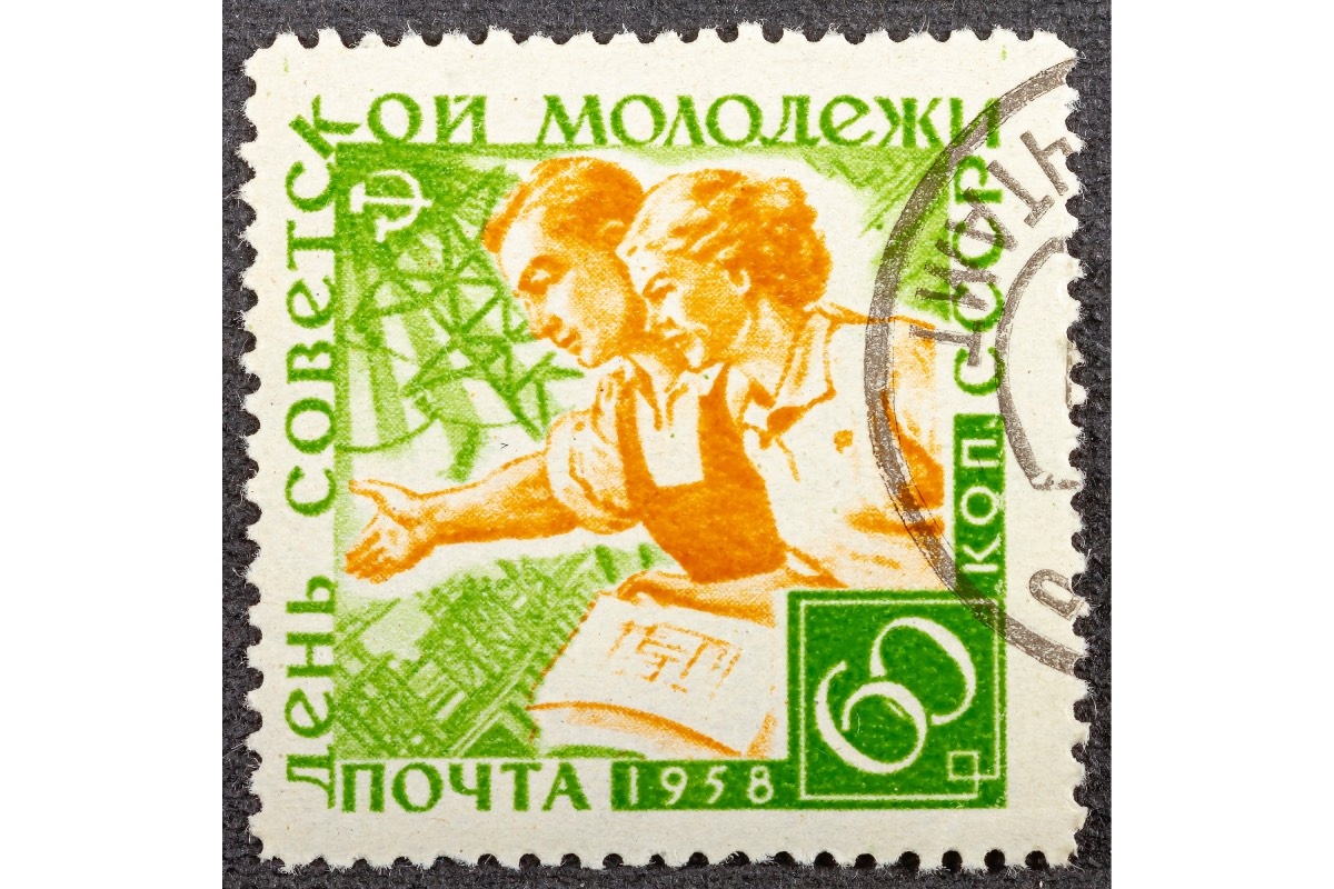 Vladirina32 / Shutterstock / FOTODOM📷Марка, выпущенная в год установления Дня советской молодежи