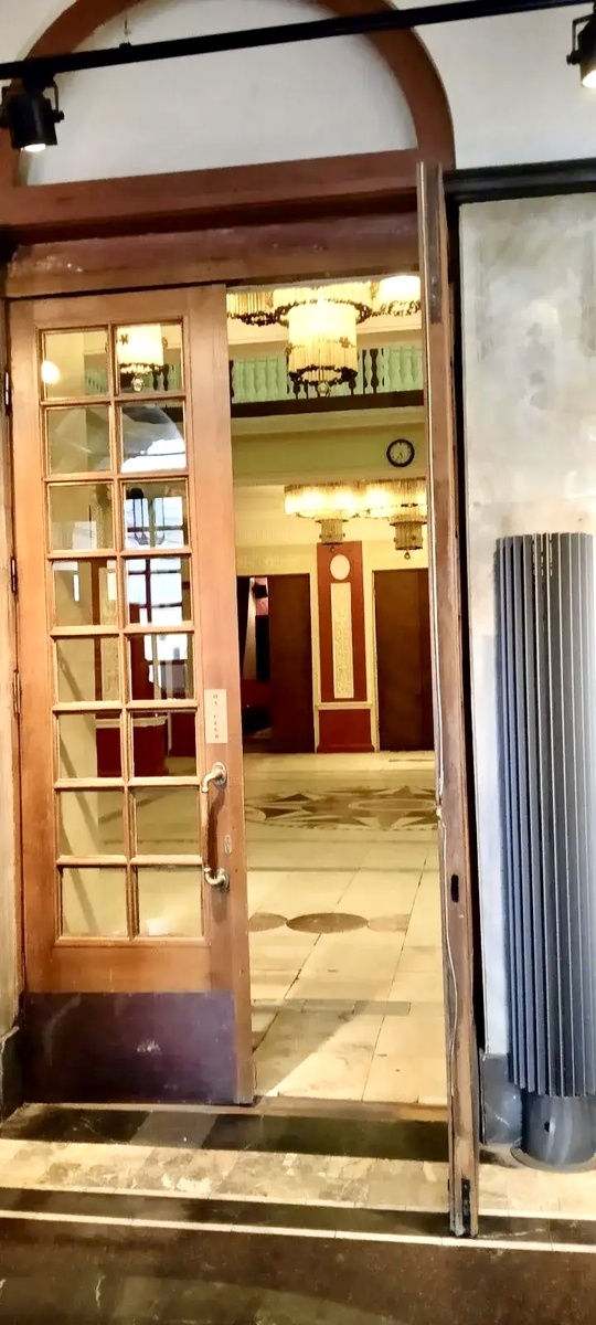 Вход в фойе кинотеатра «Родина» - фото автора