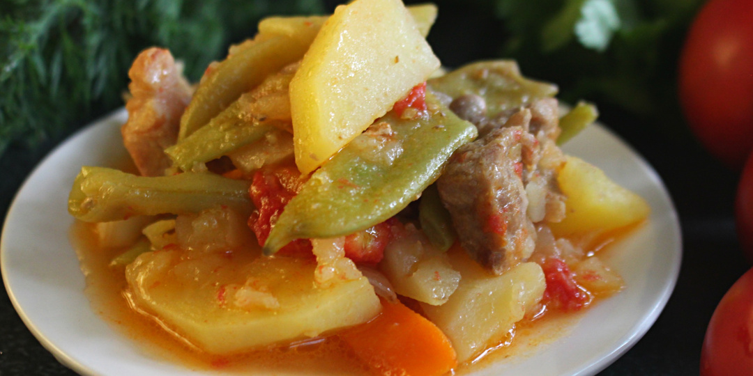 Тушёная картошка с мясом и зелёной фасолью