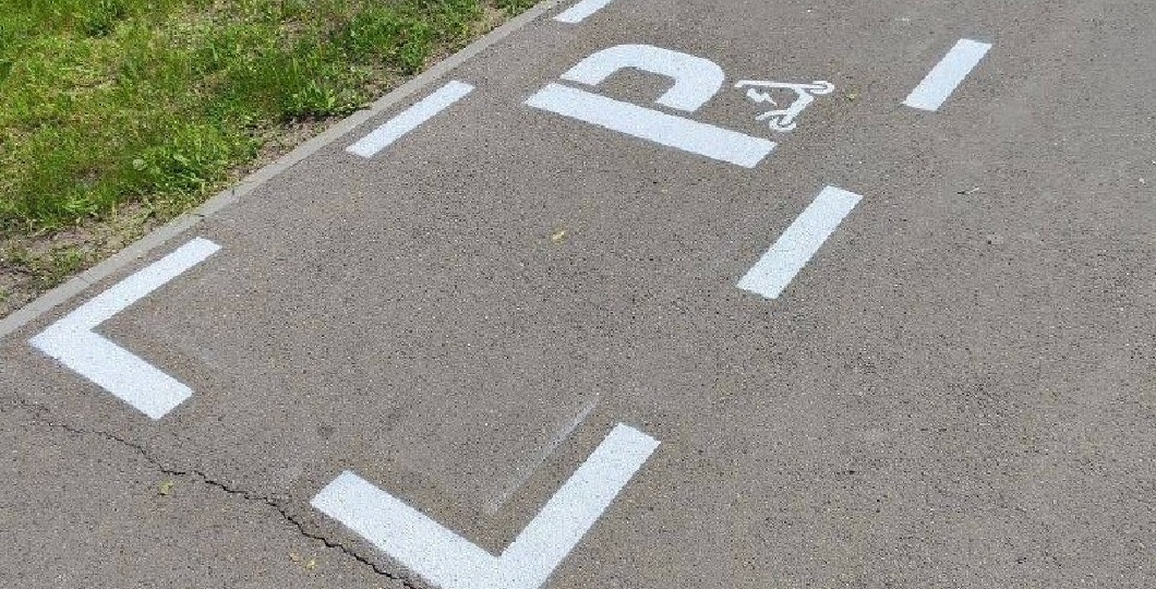 В Красноярске сделали парковки для самокатов
