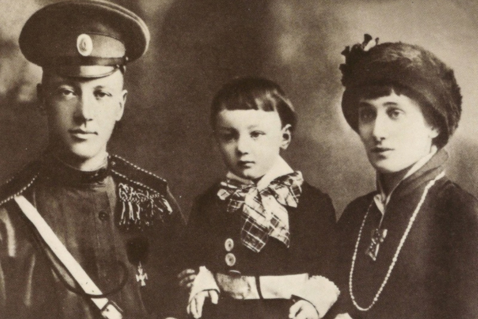 Николай Гумилев, Анна Ахматова и их сын Лев, 1913 г. Источник фото