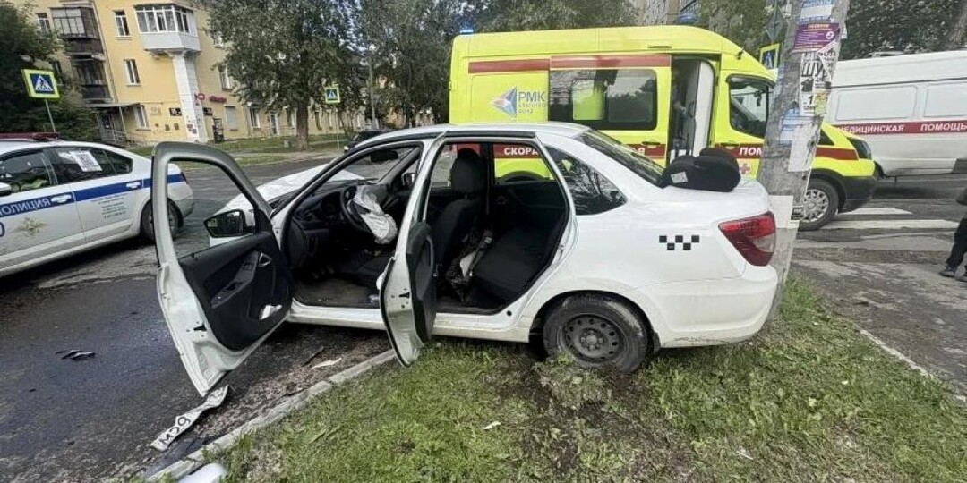 Две женщины и ребенок пострадали в ДТП с автомобилем такси в Челябинске