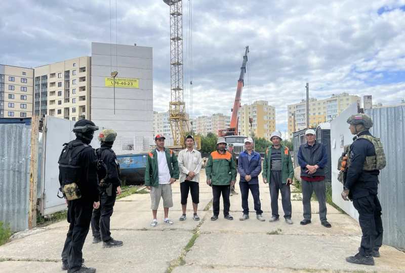 В Твери полиция искала мигрантов на стройках и базах