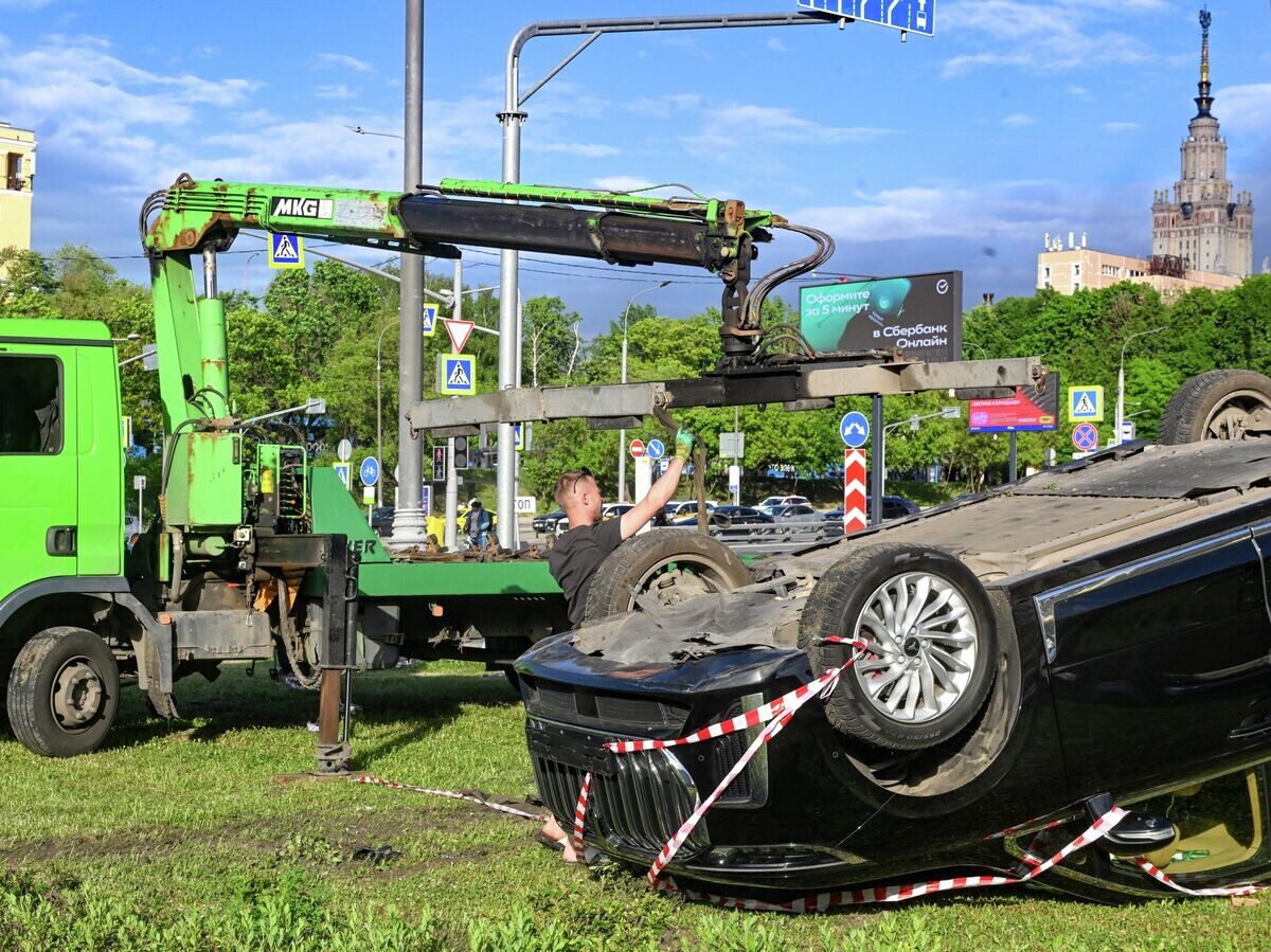    Обстановка на Мичуринском проспекте в Москве, где произошло авария с участием автомобиля футболиста Александра Прудникова | © РИА Новости / Михаил Воскресенский