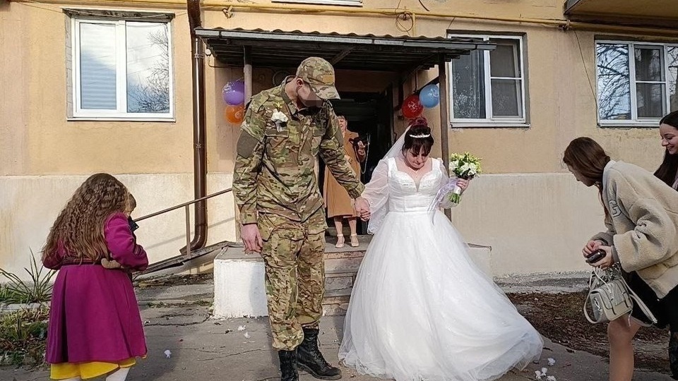 «Предложение сделал через два дня»: Как боец СВО подарил маме троих детей свадьбу, которой у нее никогда не было