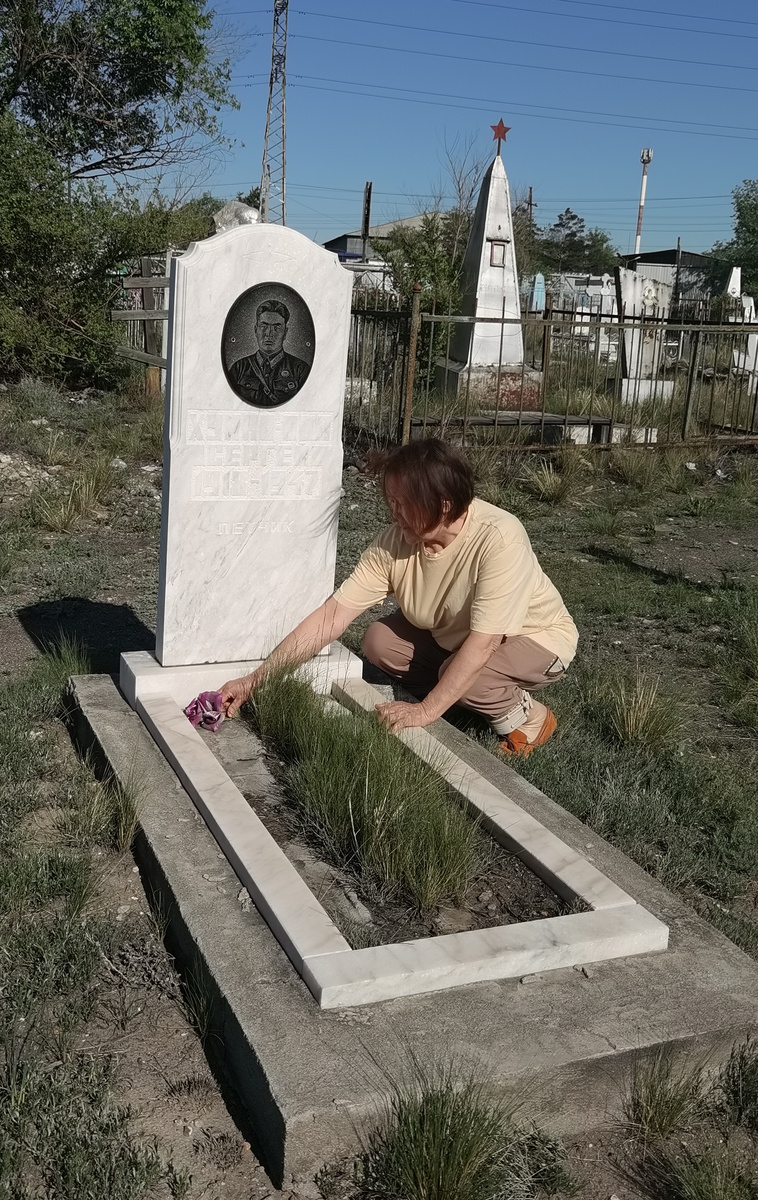 Тут похоронен один из первых летчиков Тувы, первый летчик, который отправился воевать Сергей Хунан-оол