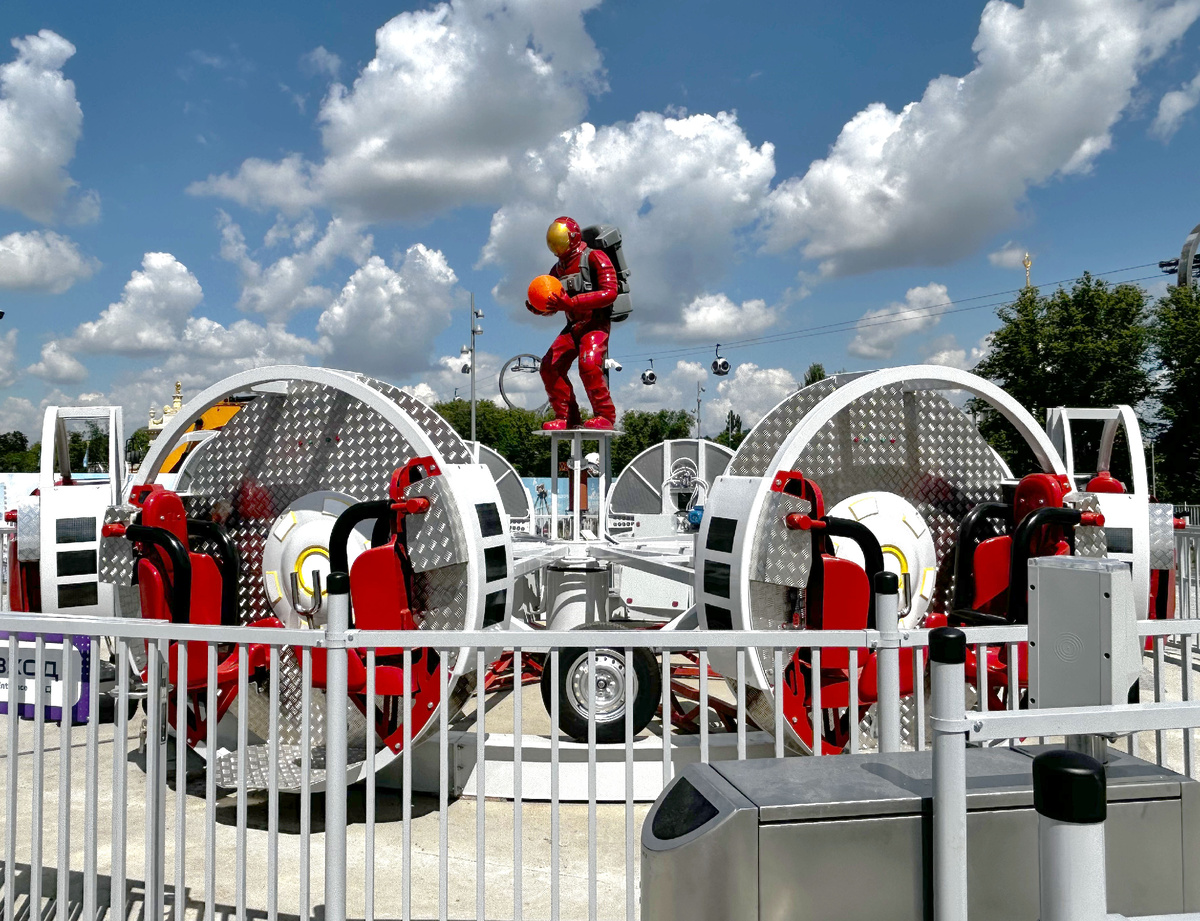 Аттракцион Космонавт совершает полный оборот на 360° создавая ощущение полета и невесомости