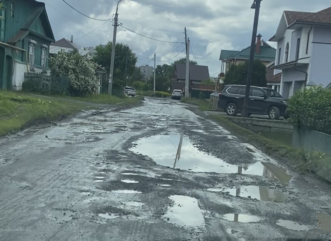 И это не участок дороги, это 2км одной из улиц города. Улица такая ВСЯ, понимаете?! У нас их много. И эта - далеко не самая худшая ))