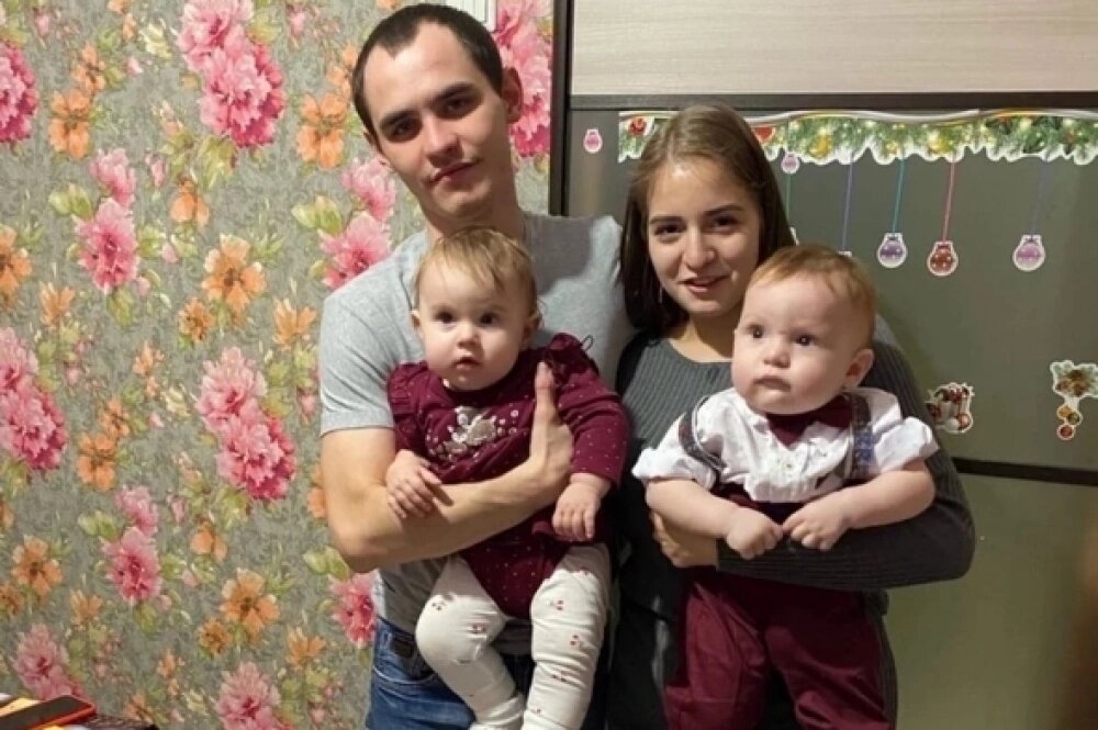    Максим и Ирина с младшей двойней. Фото: предоставлено героем публикации