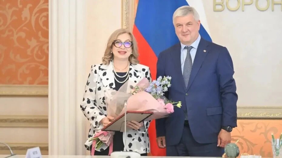 Губернатор Александр Гусев поздравил руководителя управления ЗАГС Воронежской области с юбилеем