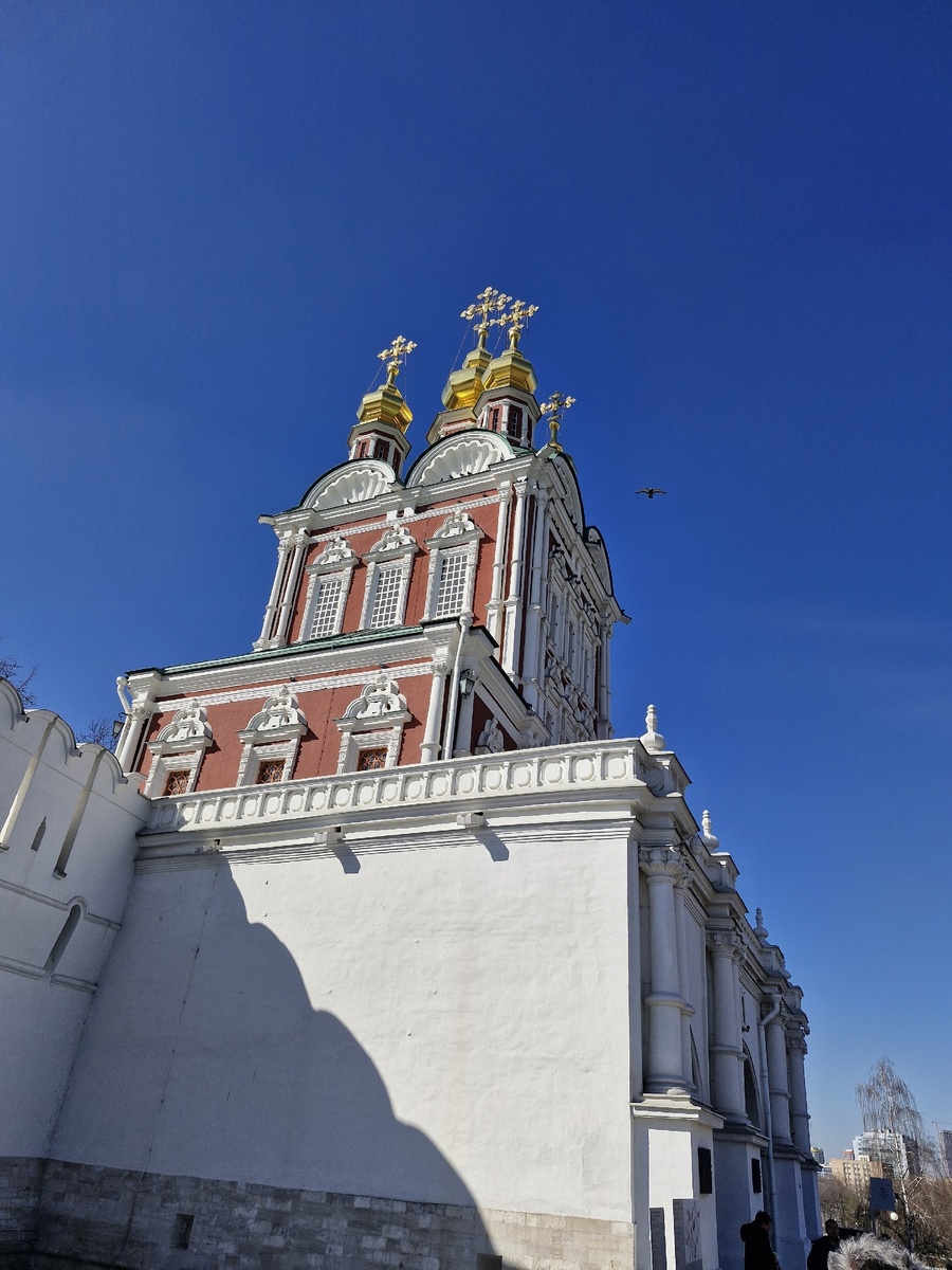 Фото из галереи моего телефона. Вход на территорию Новодевичьего монастыря. Москва. 