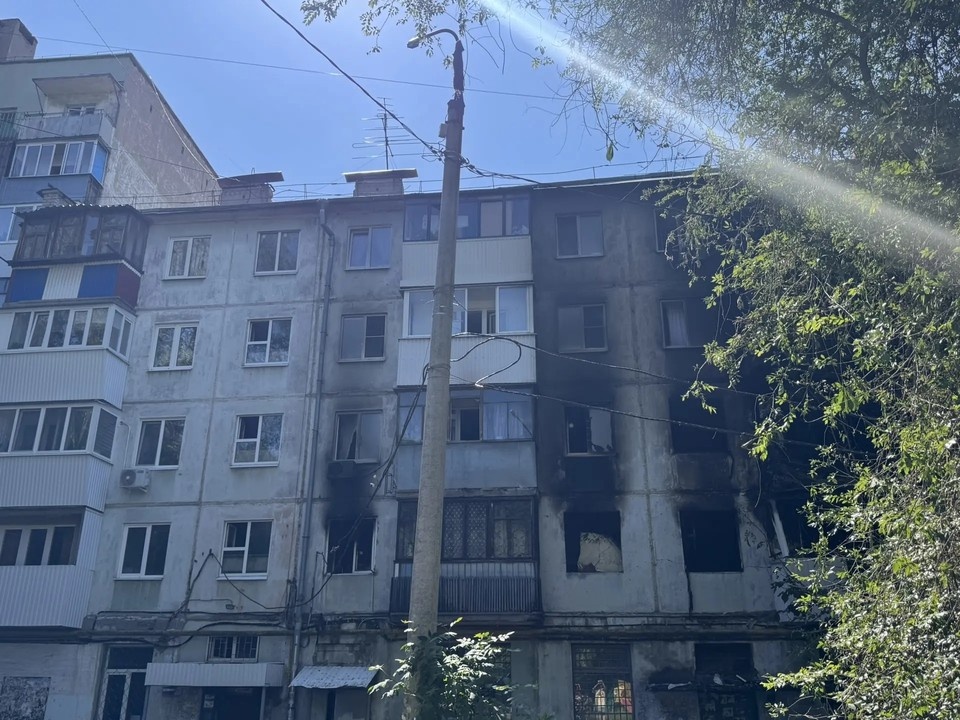    В двух подъездах на нескольких этажах произошло обрушение перекрытий. Анастасия СЕМДЯНОВА