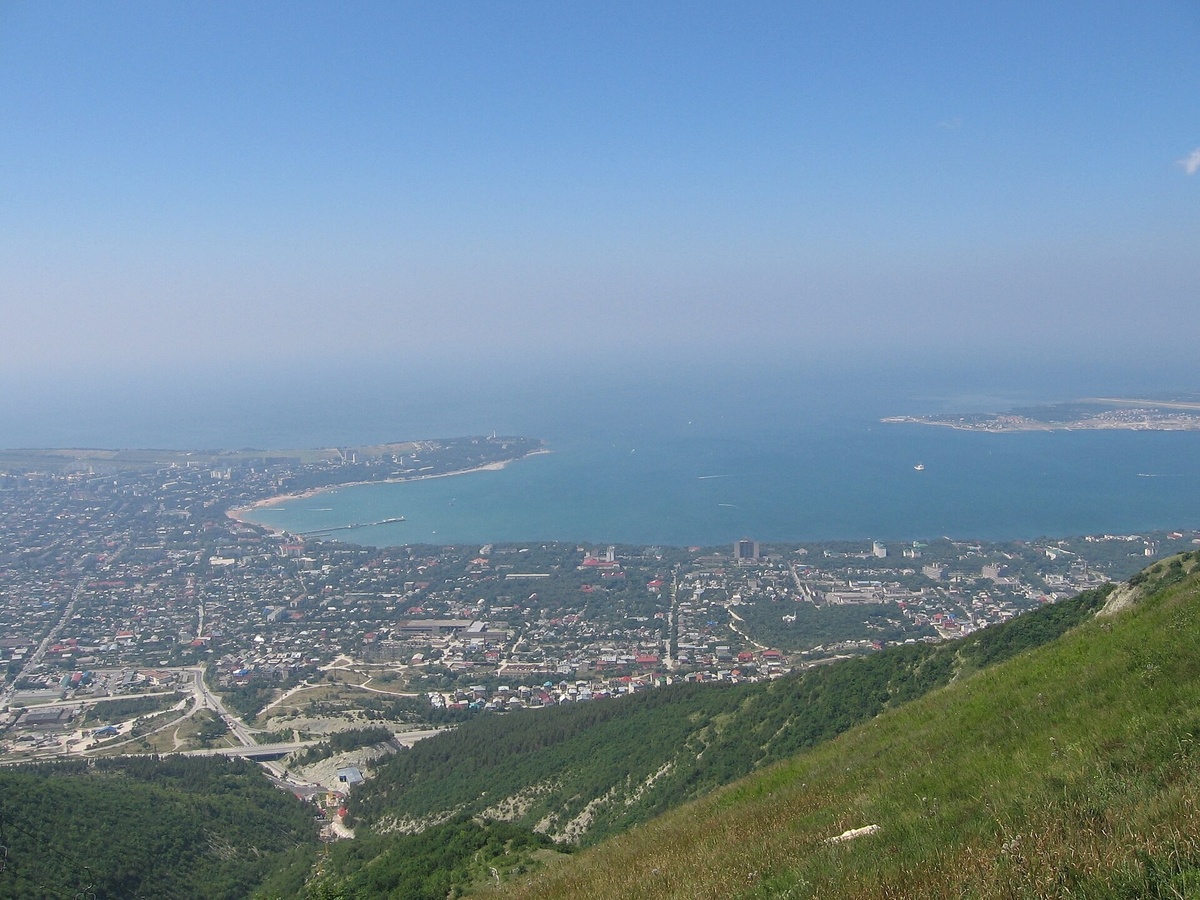 Геленджикская бухта: море, город и горы в одном кадре. Фото: Wikimedia Commons / Vihljun.