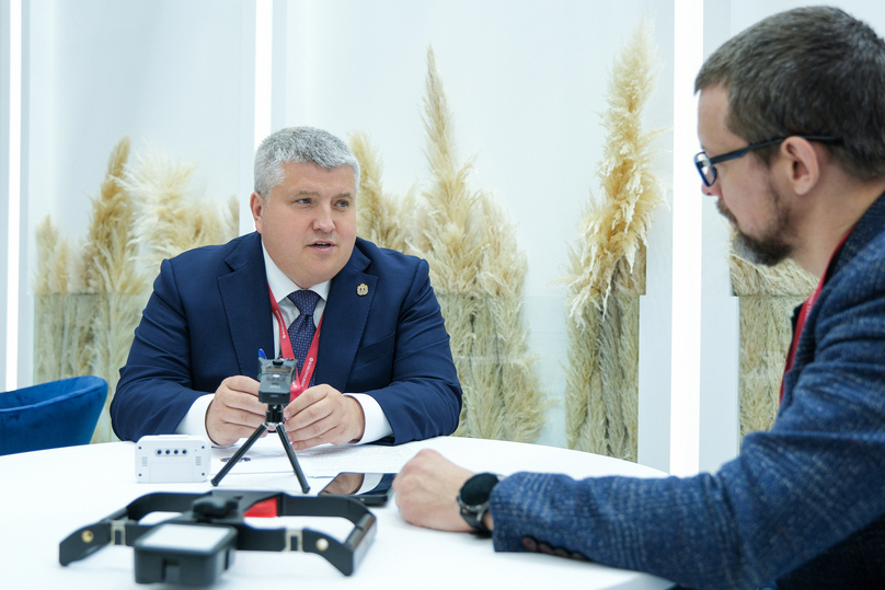     Губернатор Новгородской области Александр Дронов и главный редактор «МК в Великом Новгороде» Тимофей Шабаршин. Фото: администрация Новгородской области / Сергей Суфтин