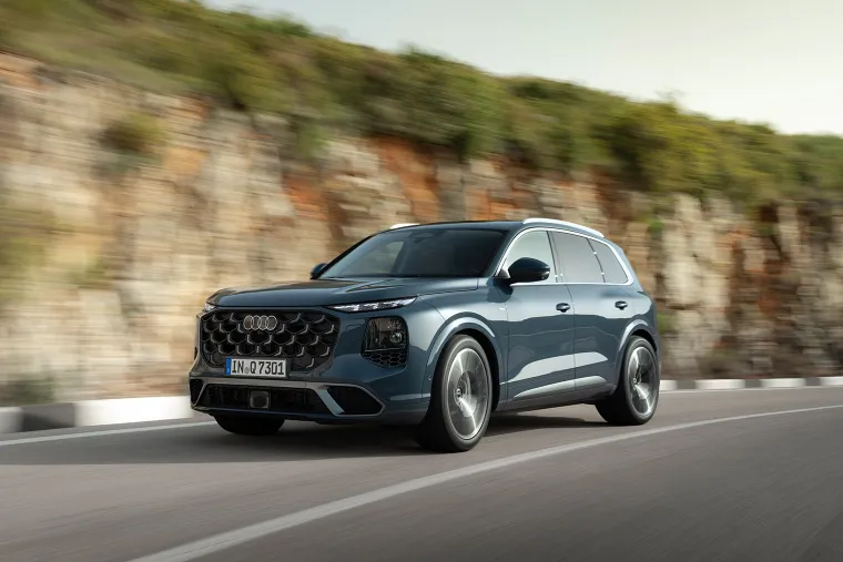 Новый Audi Q7 получил ChatGPT, автоматические двери и фонари будущего. Чем удивил флагман Audi