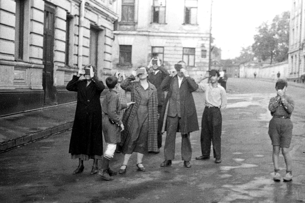 Москвичи наблюдают за полным солнечным затмением. 19 июня 1936 г. 
