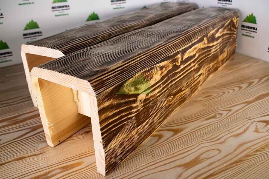 Состаренная краской фальшбалка в интерьере загородного дома