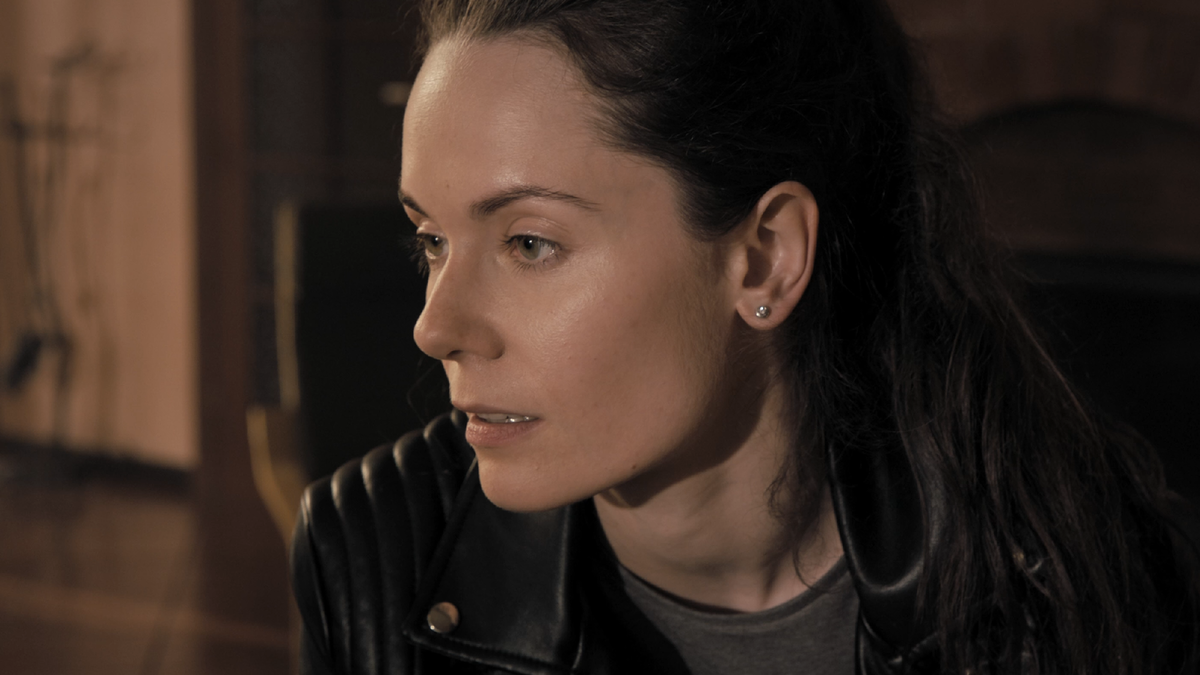 Дарья Авратинская в главной роли в сериале «Багровый туман»