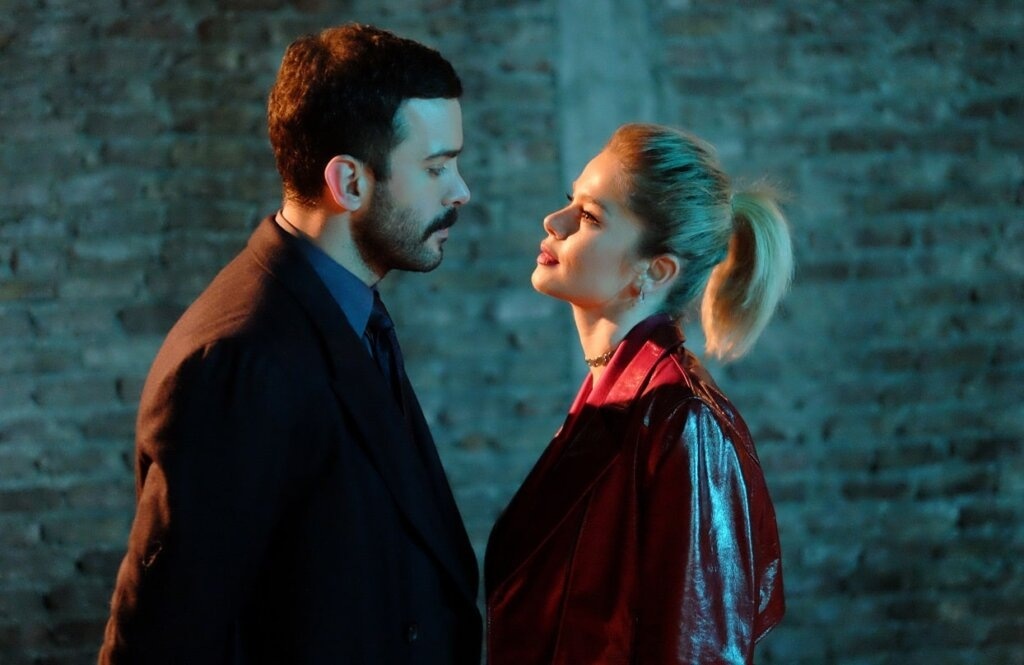 кадр из сериала "Ворон"