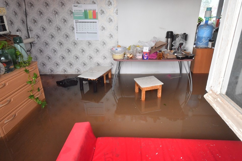    Вода затопила жилые дома. Владимир ВЕЛЕНГУРИН