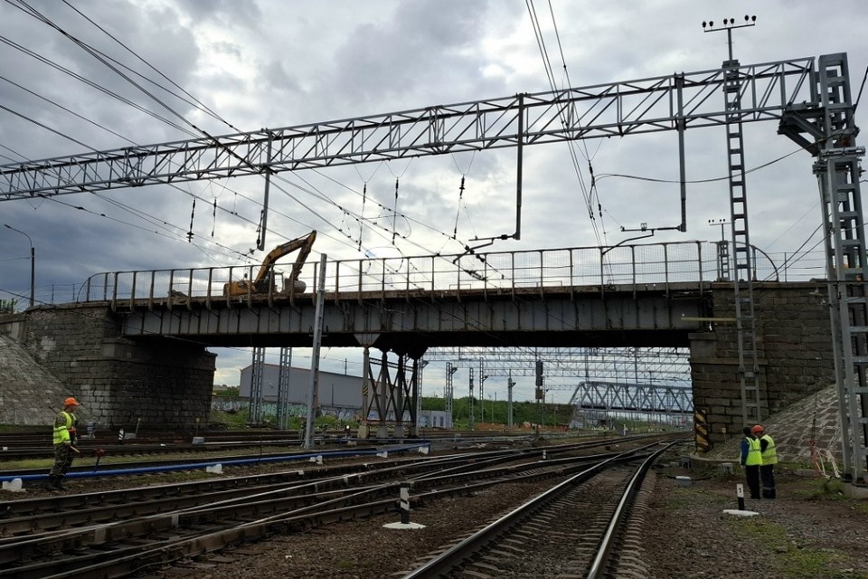    Еще один путепровод в Петербурге ушел на ремонт. Фото: vk.com/kupsilta / vk.com/id8439690