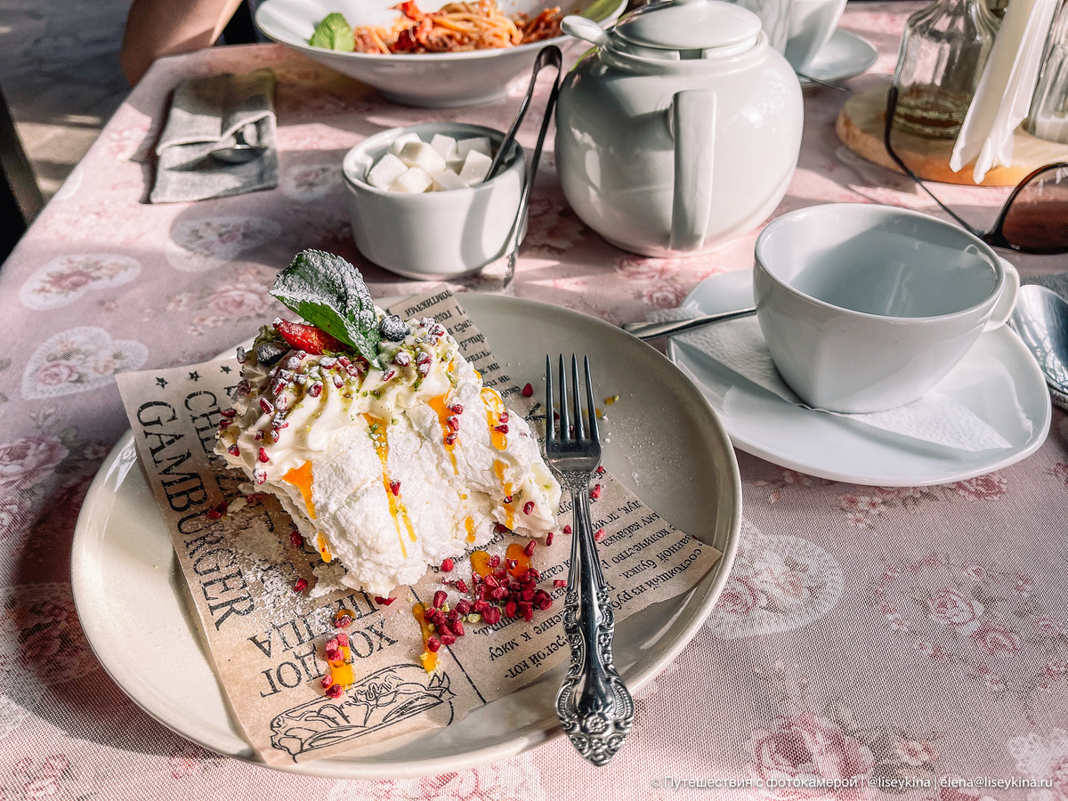 Вот например, один из самых вкусных меренговых рулетов я ела в небольшом придорожном кафе во Владимирской области