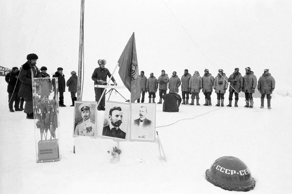    На снимке: флаг экспедиции "СП-1" Ивана Папанина, портреты русских исследователей Севера, контейнер с копиями документов о покорении полюса. Валентин Кузьмин/ТАСС