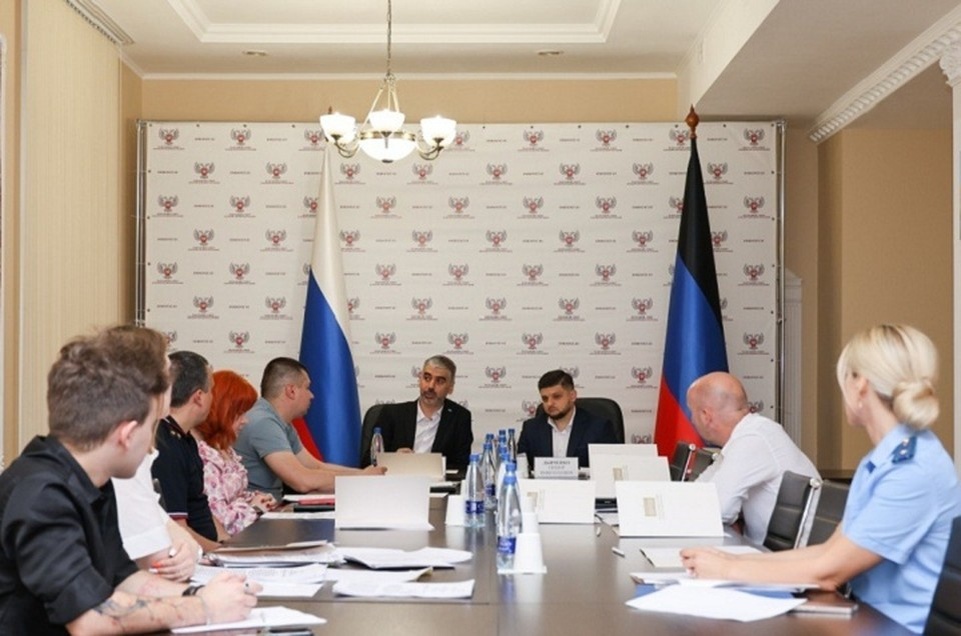    В ДНР продолжают совершенствовать законодательную базу в сфере благоустройства и безопасности дорожного движения. Фото: Народный Совет ДНР