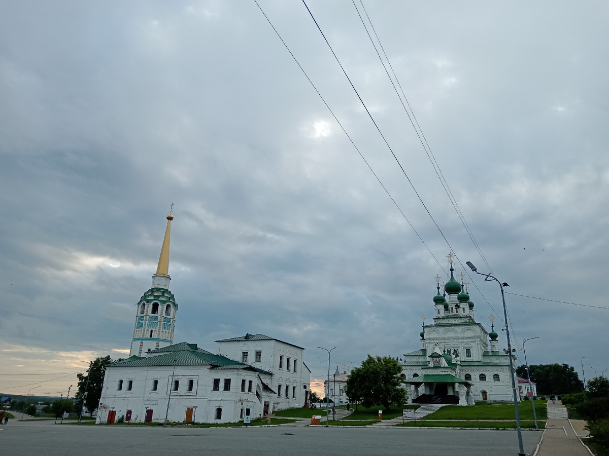 15.06.2026 5:48 Ансамбль Воскресенской (Соборной) площади: Воскресенская церковь, Соборная колокольня и Троицкий собор.