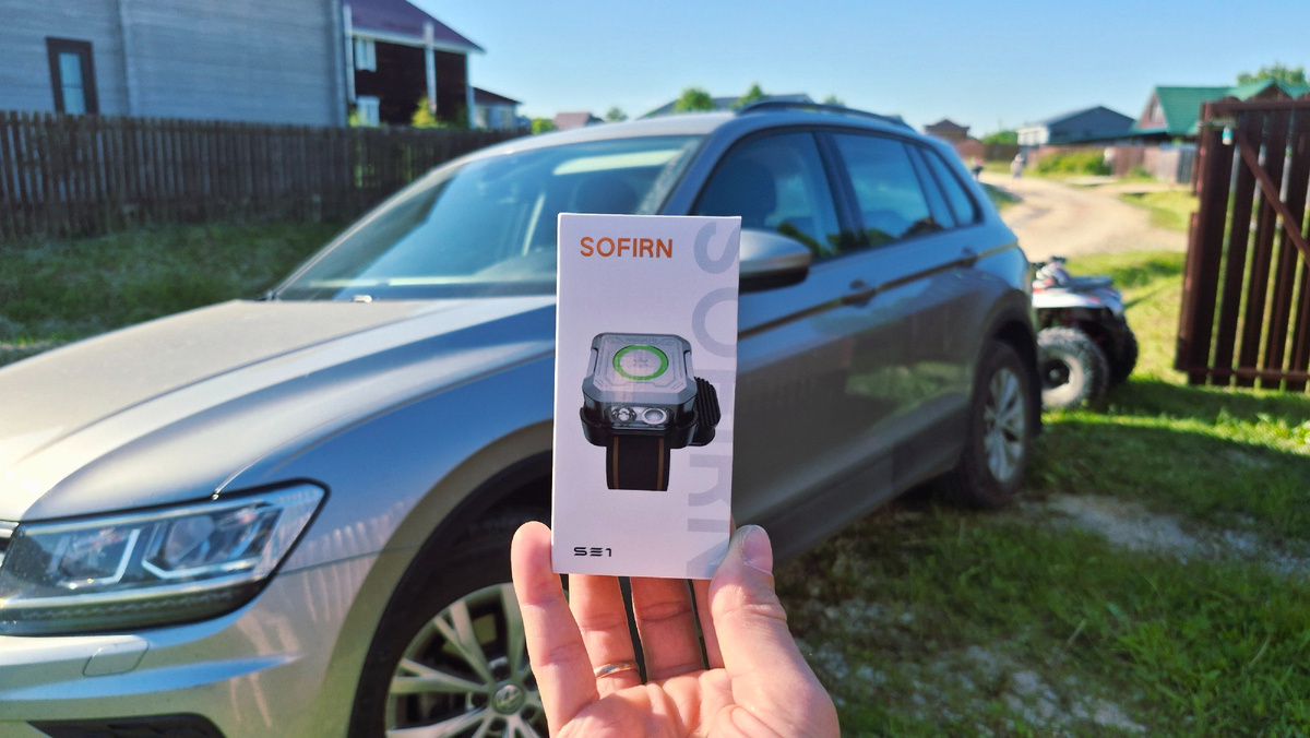Фонарик Sofirn SE1 — это компактный фонарь (для повседневного ношения), который сочетает мощный белый свет, УФ-диод и RGB-подсветку в корпусе размером чуть больше флеш карты. Он предназначен для использования в качестве брелока, вспомогательного света в автомобиле, для прогулок с собакой, мелкого ремонта и других задач