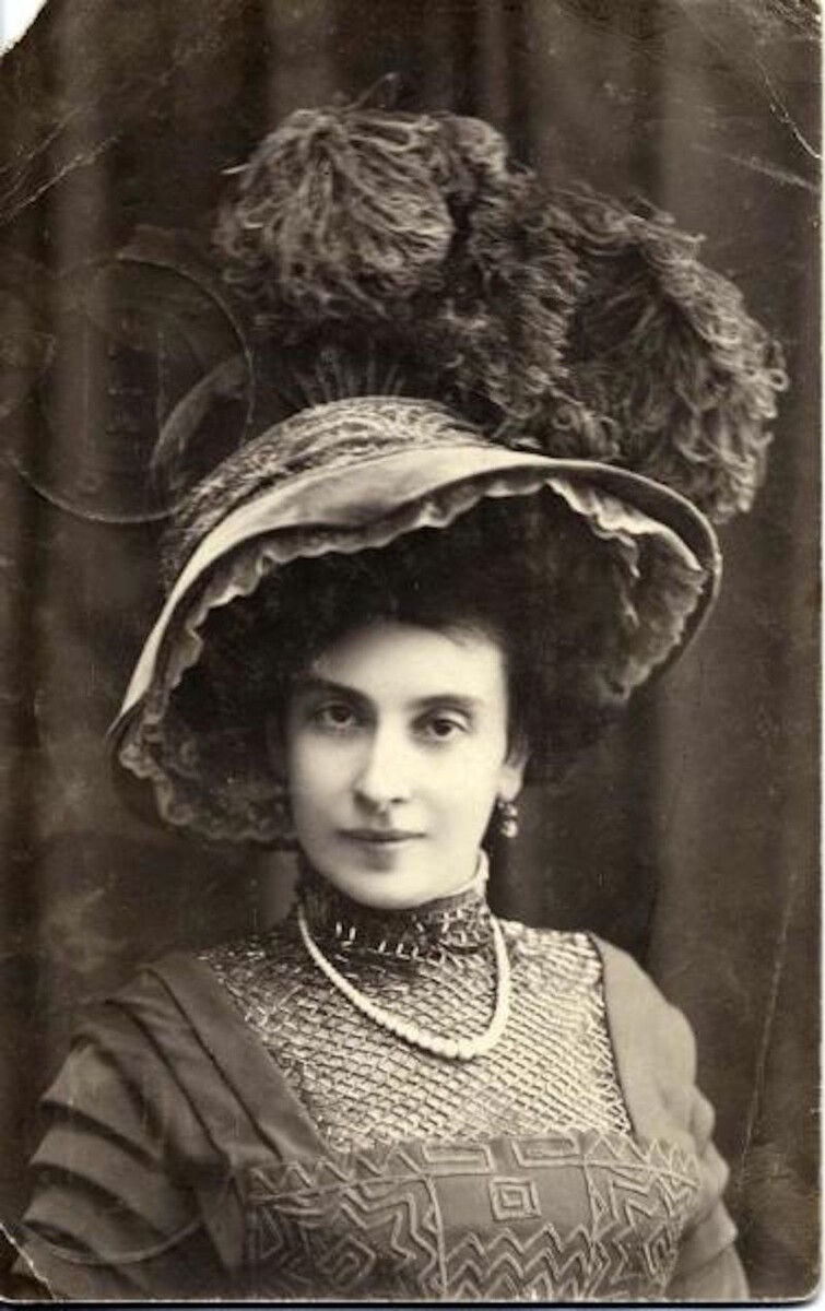 На фотографии - Раиса Львовна Чарова (в девичестве Зелихман). Вероятно, снимок сделан во время гастролей певца в Одессе. В 1911 году семья вместе с 3-летней дочкой Ниной уезжает в Италию. Раиса Львовна с дочкой жили в Милане. В 1937 году эмигрировали в Венесуэлу (Каракас), где жили по крайней мере до 1947 года. Дочь Нина вернулась в Италию. Занималась литературоведением, изучая творчество Достоевского. Известно, что Р.И. Чаров поддерживал Раису Львовну и Нину материально.