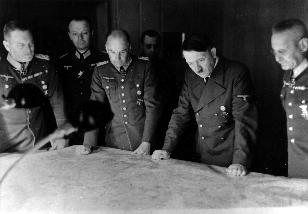 Адольф Гитлер вместе с генералами изучает карты в штабе фюрера, 1941 год. Фото Г. Хоффманна