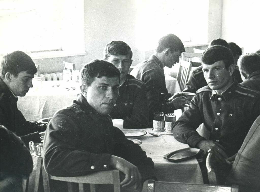 И стаканы в подстканниках....