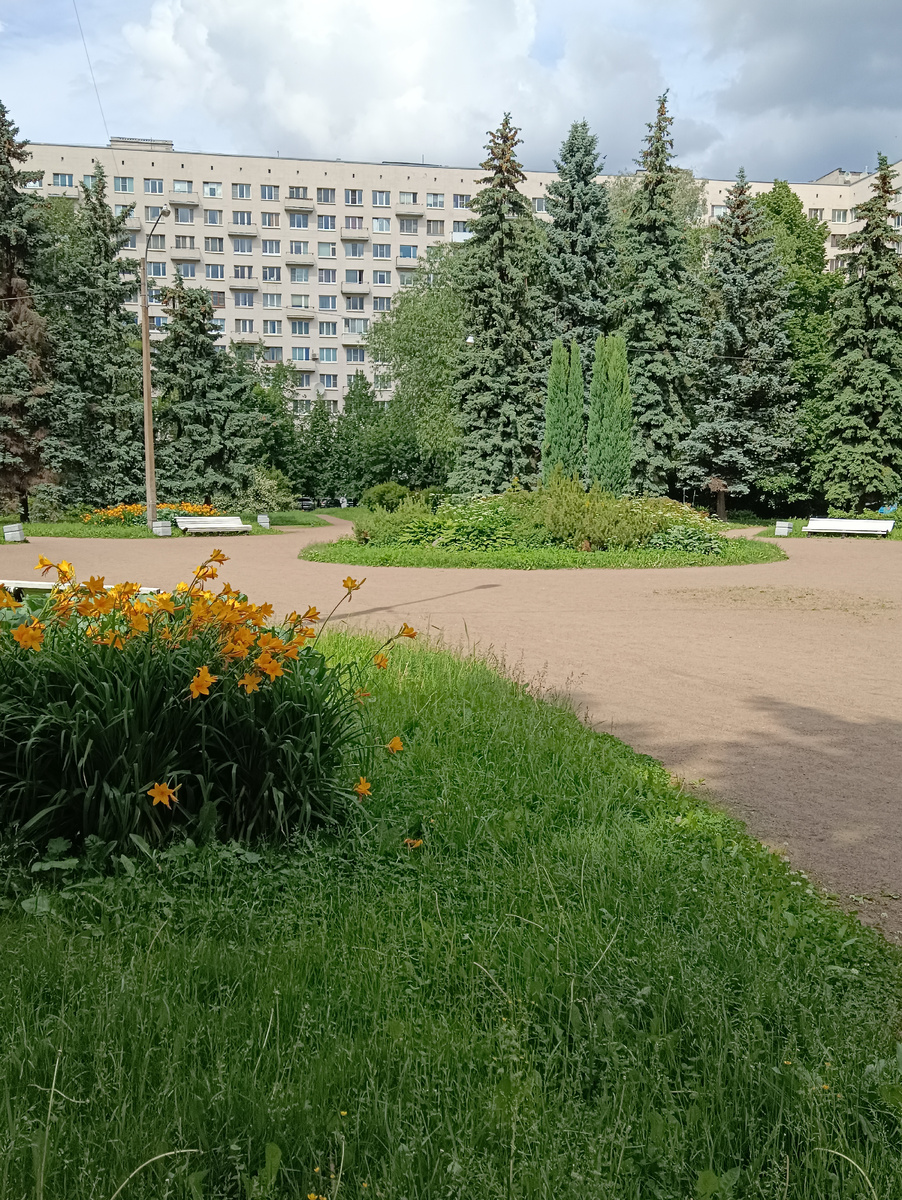 Красавец дом и уютный сад