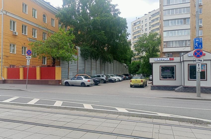 Вот это самое место. Нас интересует левый знак и левая сторона проулка.