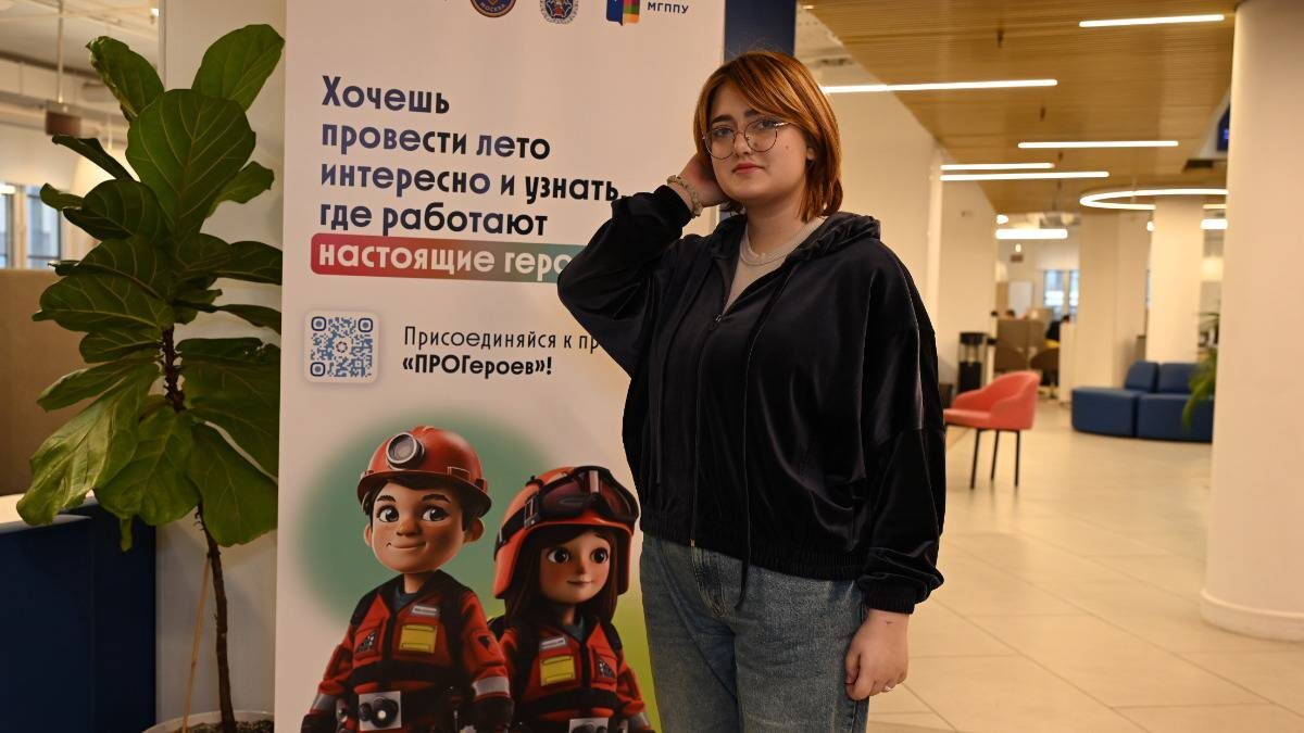    Ученица 8-го класса Иоанна Холназарова, которая мечтает стать вожатой, в центре «Моя карьера» / Фото: Анатолий Цымбалюк / Вечерняя Москва