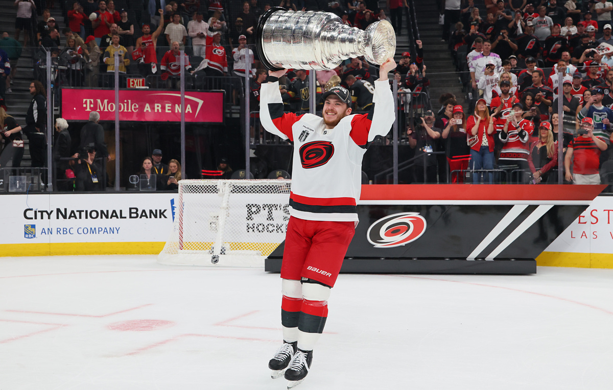    Защитник "Каролины" Александр Никишин  Bruce Bennett/Getty Images