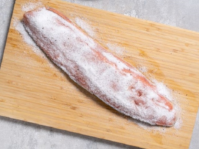 Смешайте соль с сахаром и нанесите на рыбу. / Фото: food.ru