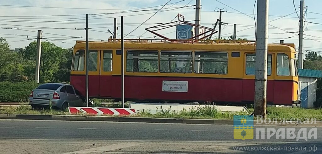     Наехали на трамвай и турникет: в Волжском за два дня случились два жёстких ДТП
