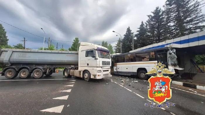 В Подмосковье автобус врезался в здание после ДТП с грузовиком. Фото © Telegram / Подмосковная полиция
