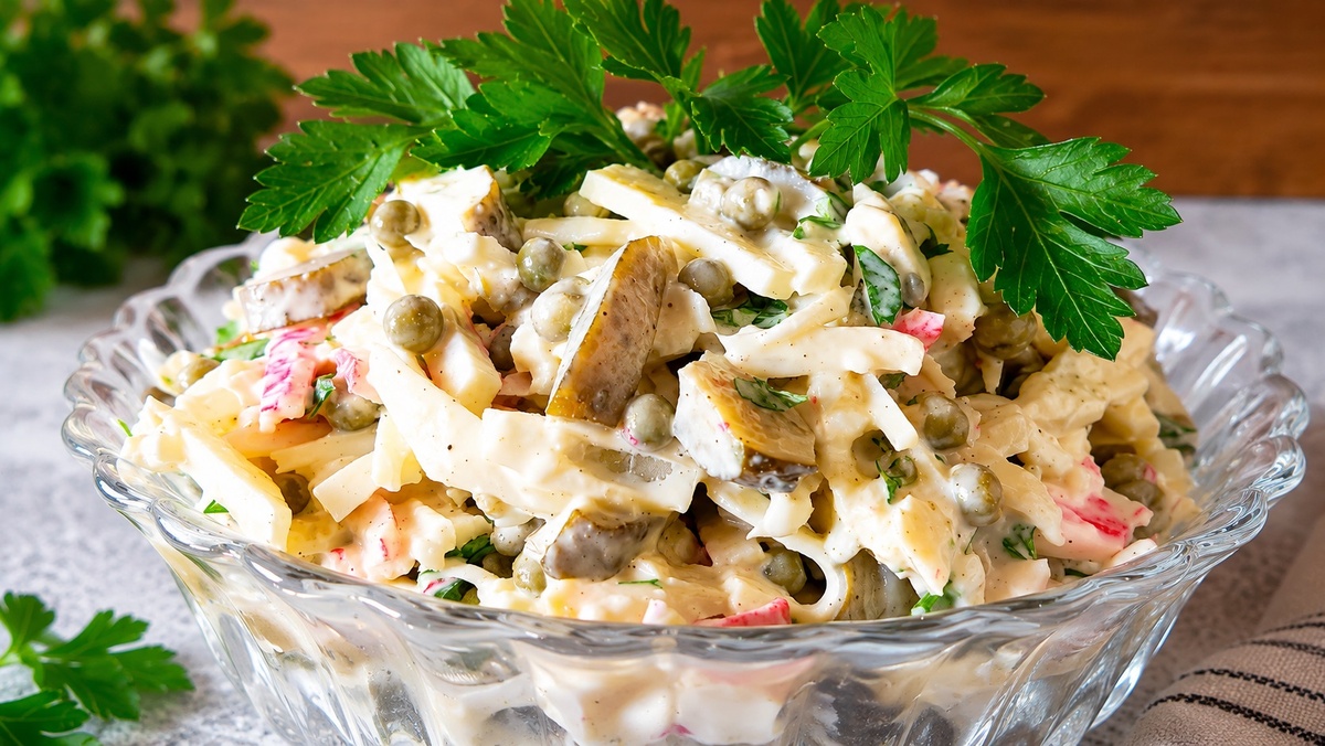 Салат с крабовыми палочками из простых продуктов