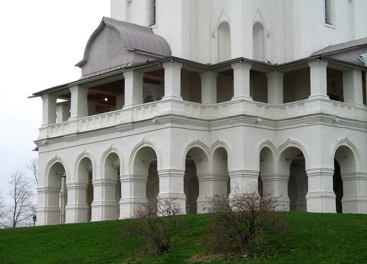 Галерея в храме.