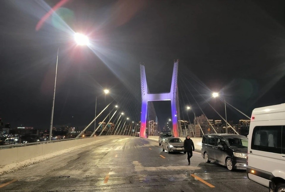    На левом берегу строители продолжают монтировать развязку. Никита МАНЬКО