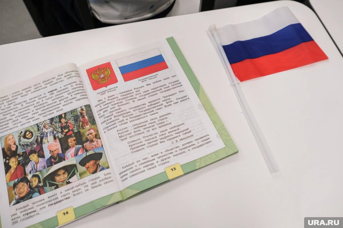     Редактором нового учебника по обществознанию стал Дмитрий Медведев (архивное фото)