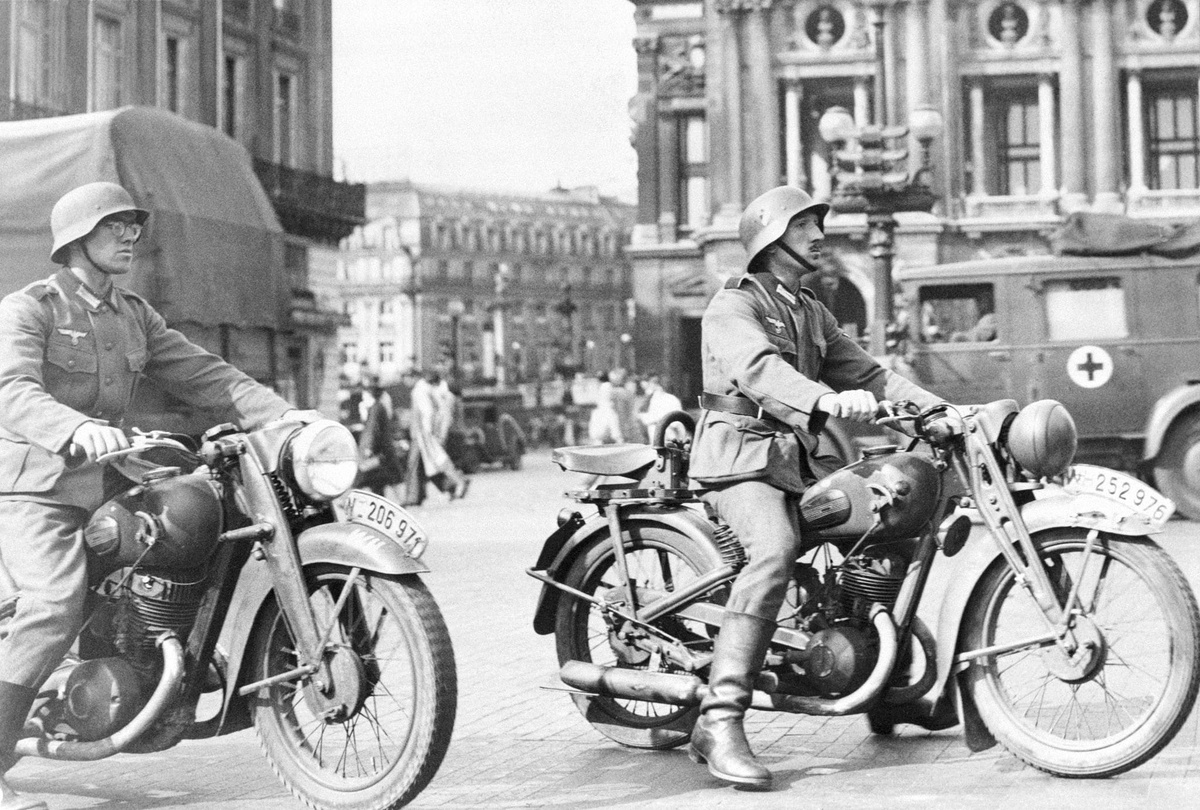 Немецкие мотоциклисты в Париже. Лето-осень 1940 года.