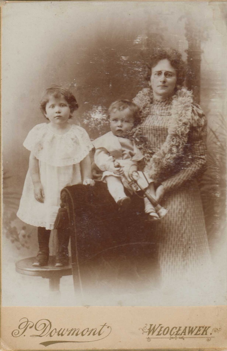 Мария Михайловна Васильева с детьми Еленой и Сергеем, 1900 г., Влоцлавек. Из семейного архива