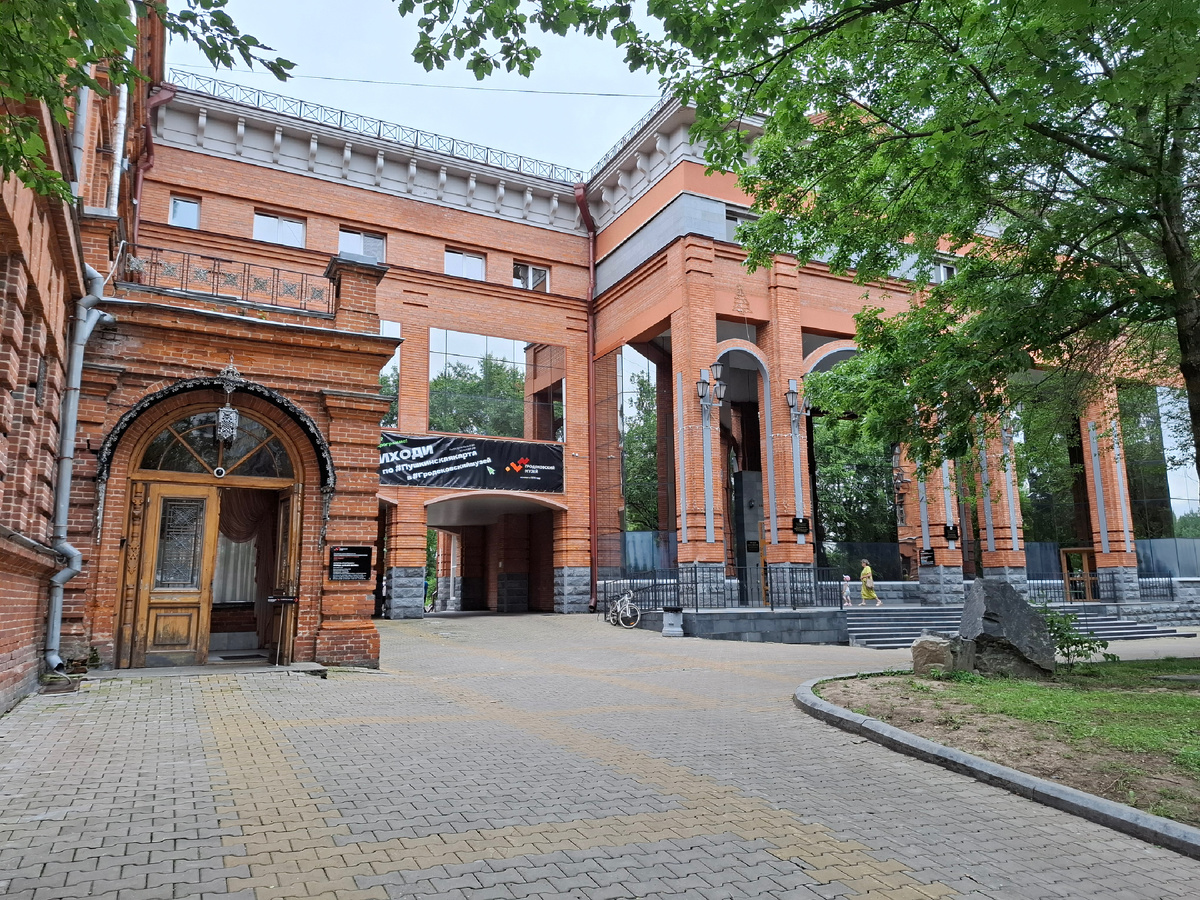 Здание музея им.Гродекова в Хабаровске. Слева вы видите вход в старое здание, справа от него - новое здание, открытое в 2008 году. Фото автора канала